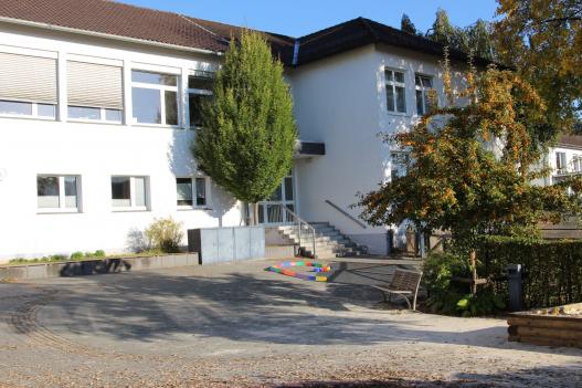 Distanzlernen! Ab dem 3. Mai greift im HSK die Notbremse.